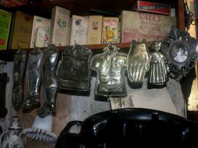 Ex voto in argento raffiguranti arti del corpo donati a San Nicola per chiedere una grazia
